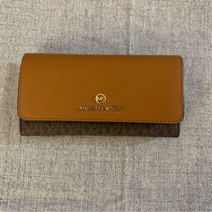2 tone brown michael kors wallet is great condition